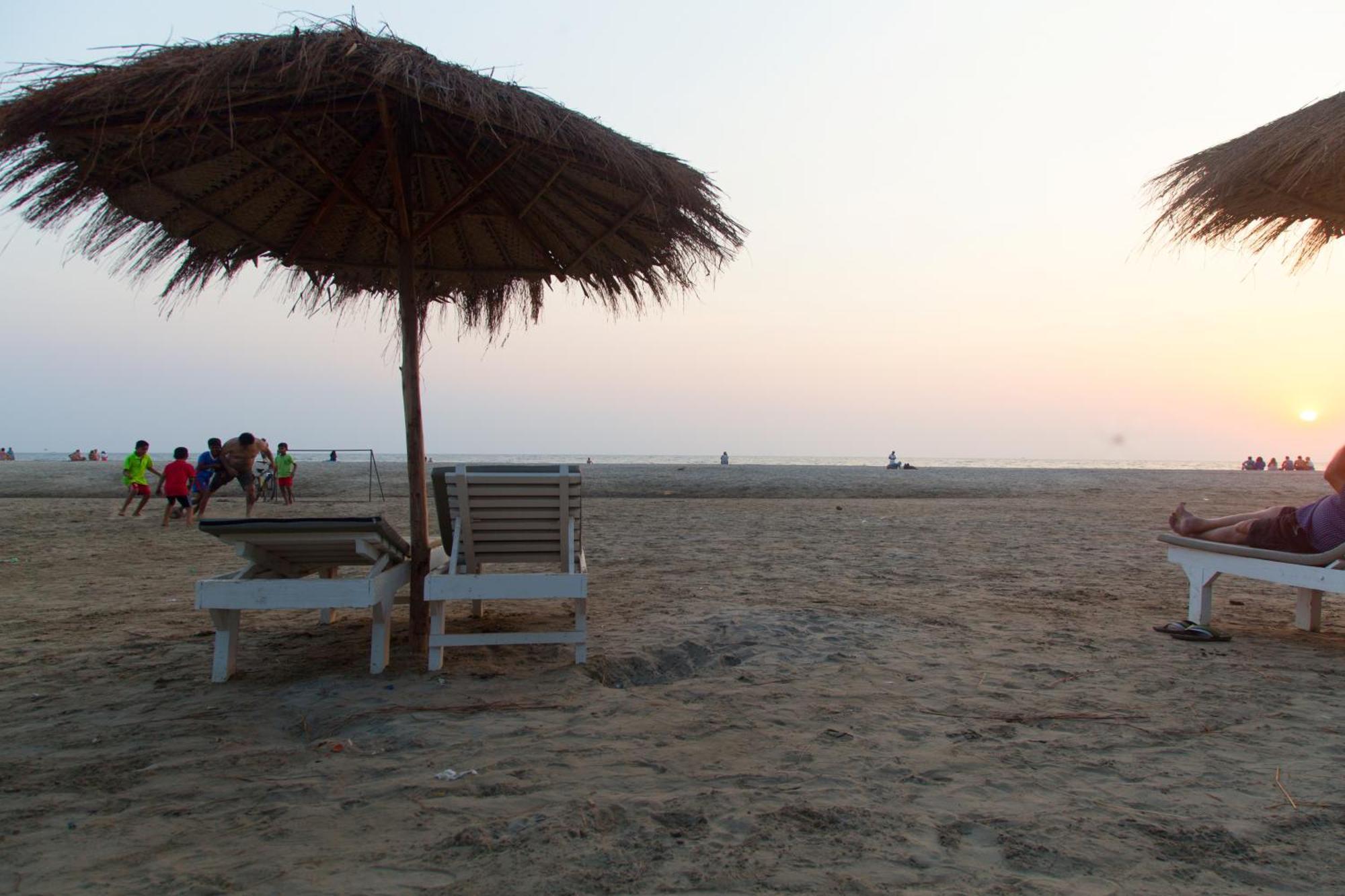 Beach Villa Morjim Exteriör bild